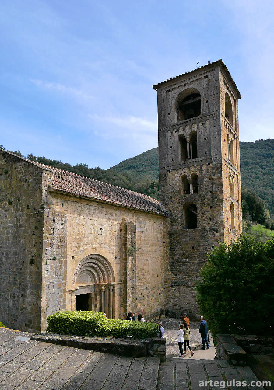 Vista desde el suroeste de la iglesia de San Cristóbal de Beget, Girona