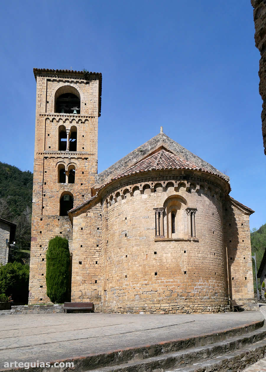 Cabecera y torre campanario de la iglesia de San Cristóbal de Beget