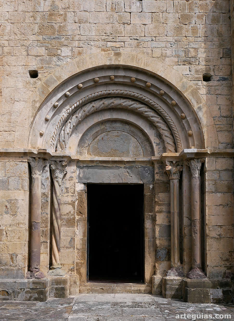 Portada románica de la iglesia de Beget