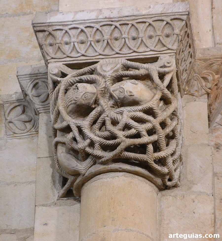 Capitel con leones enmara&ntilde;ados en cuerdas