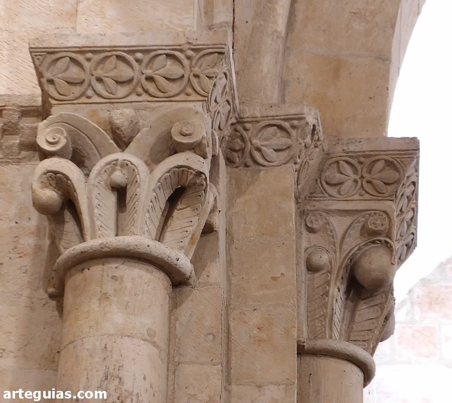 Iglesia de San Crist&oacute;bal, Salamanca: capiteles del interior