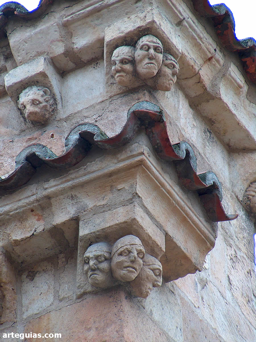 Canecillos del siglo XIII con cabezas humanas