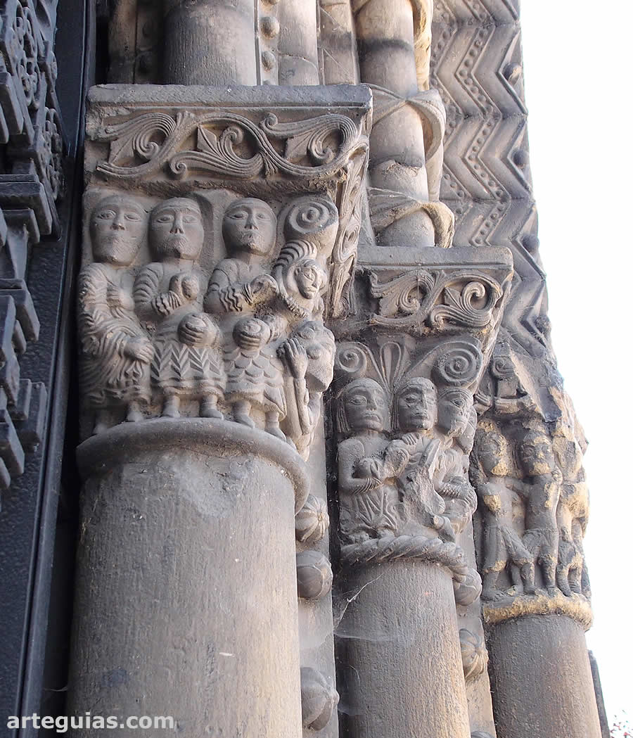 Capiteles historiados de la puerta románica occidental