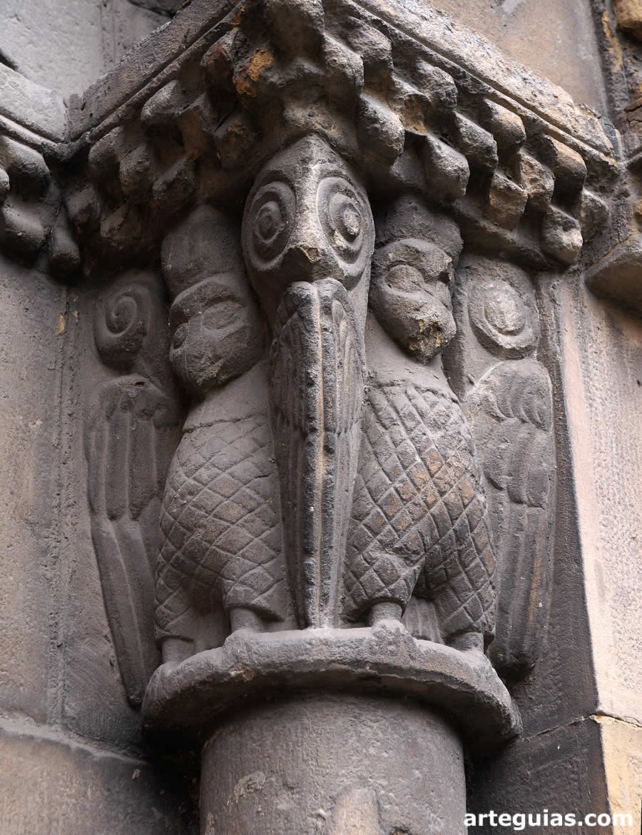 Aves o sirenas en uno de los capiteles de la puerta sur