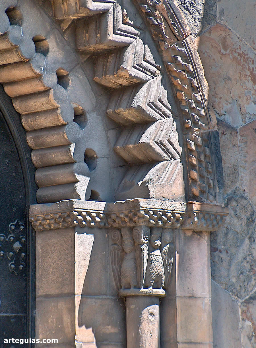 La iglesia de San Esteban de Ciaño conserva dos portadas románicas