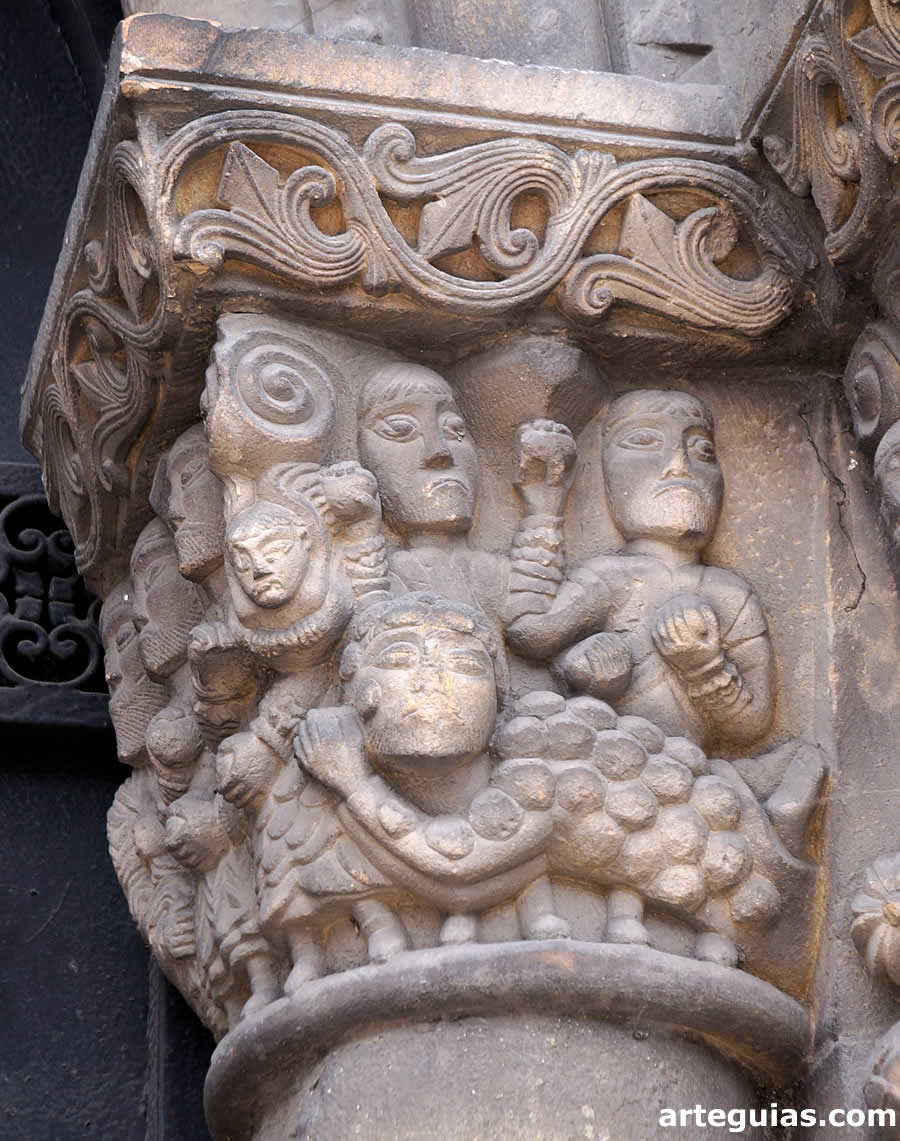 Cara del capitel que muestra la lapidación de San Esteban