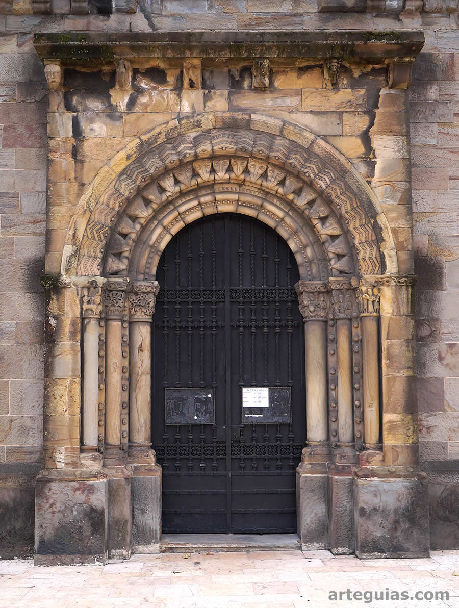 Portada románica de la iglesia de San Esteban de Ciaño