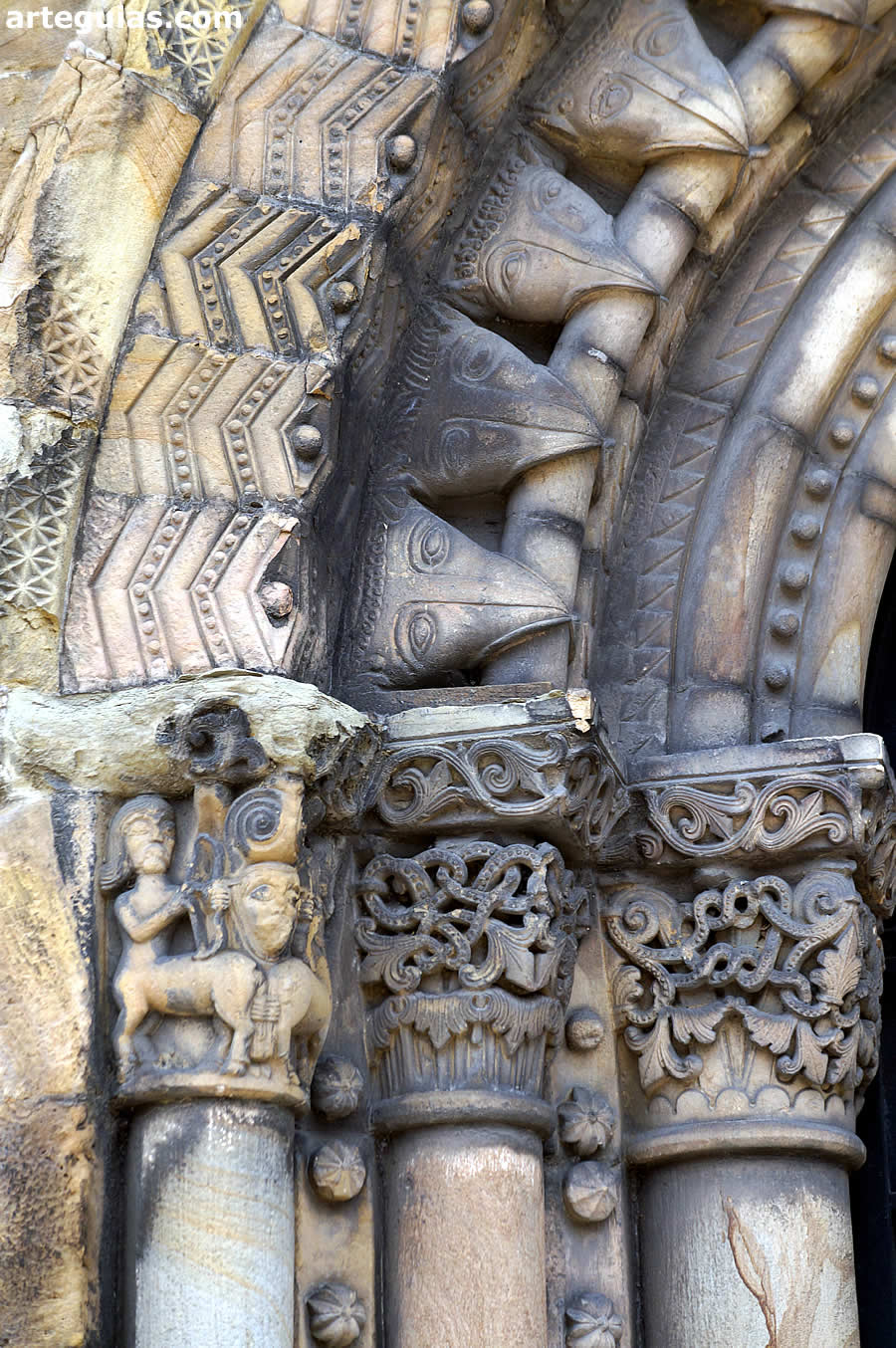 Detalle de arquivoltas y columnas de la portada románica. Iglesia de Ciaño