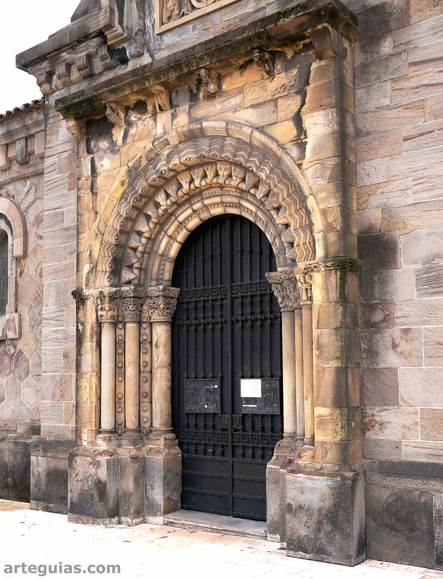 Iglesia de San Esteban de Ciaño. Vista lateral de la puerta románica del imafronte