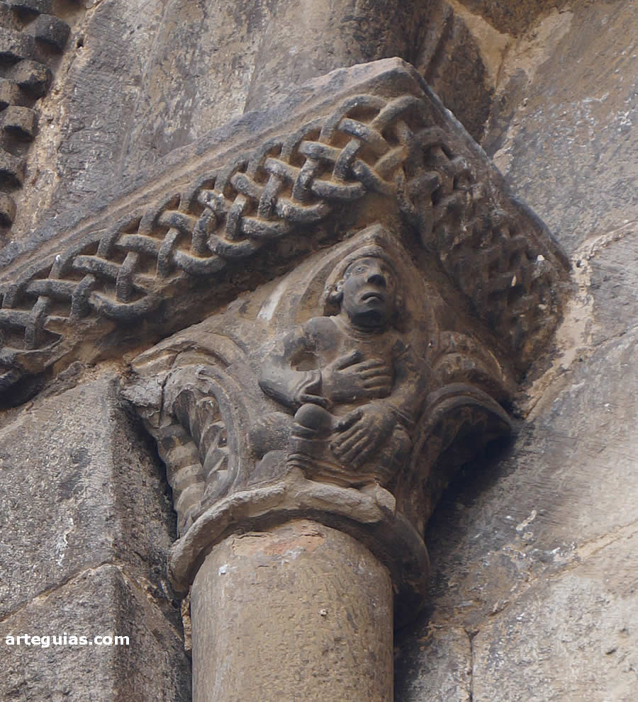 Capitel exterior de uno de los ábsides