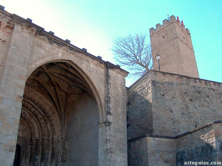 La iglesia de San Esteban forma un bonomio con el castillo