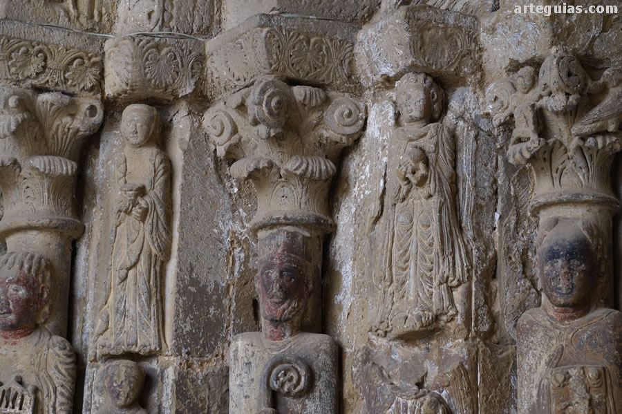 Detalle de las jambas y estatuas columna de la puerta norte. Iglesia de San Esteban de Sos del Rey Católico, Zaragoza