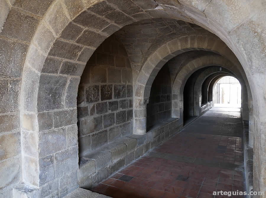 Pasadizo bajo la iglesia alta de San Esteban que permite el acceso a la iglesia baja de Santa María del Perdón