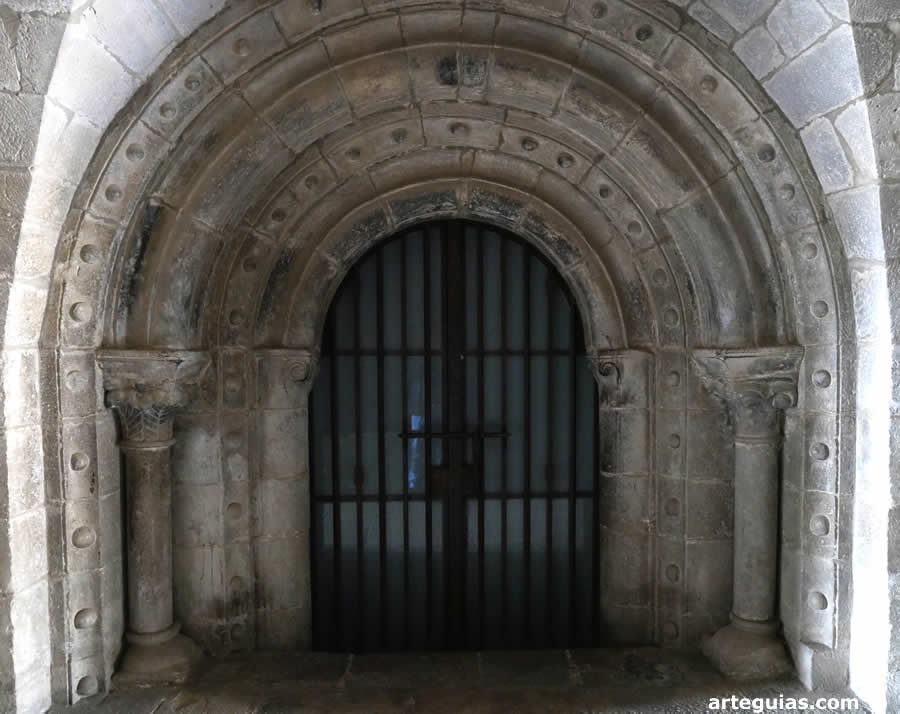 Puerta de acceso a la iglesia baja o cripta