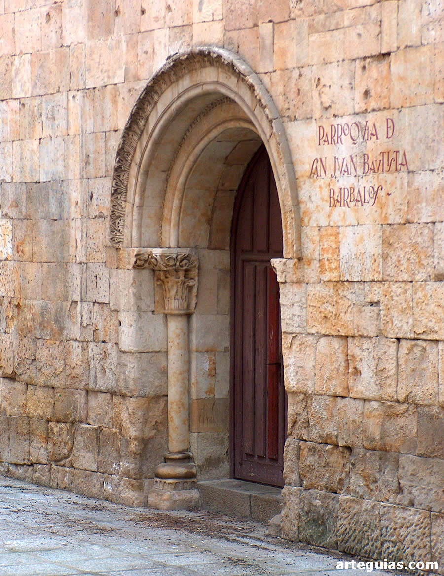 Pequeña puerta norte de la iglesia