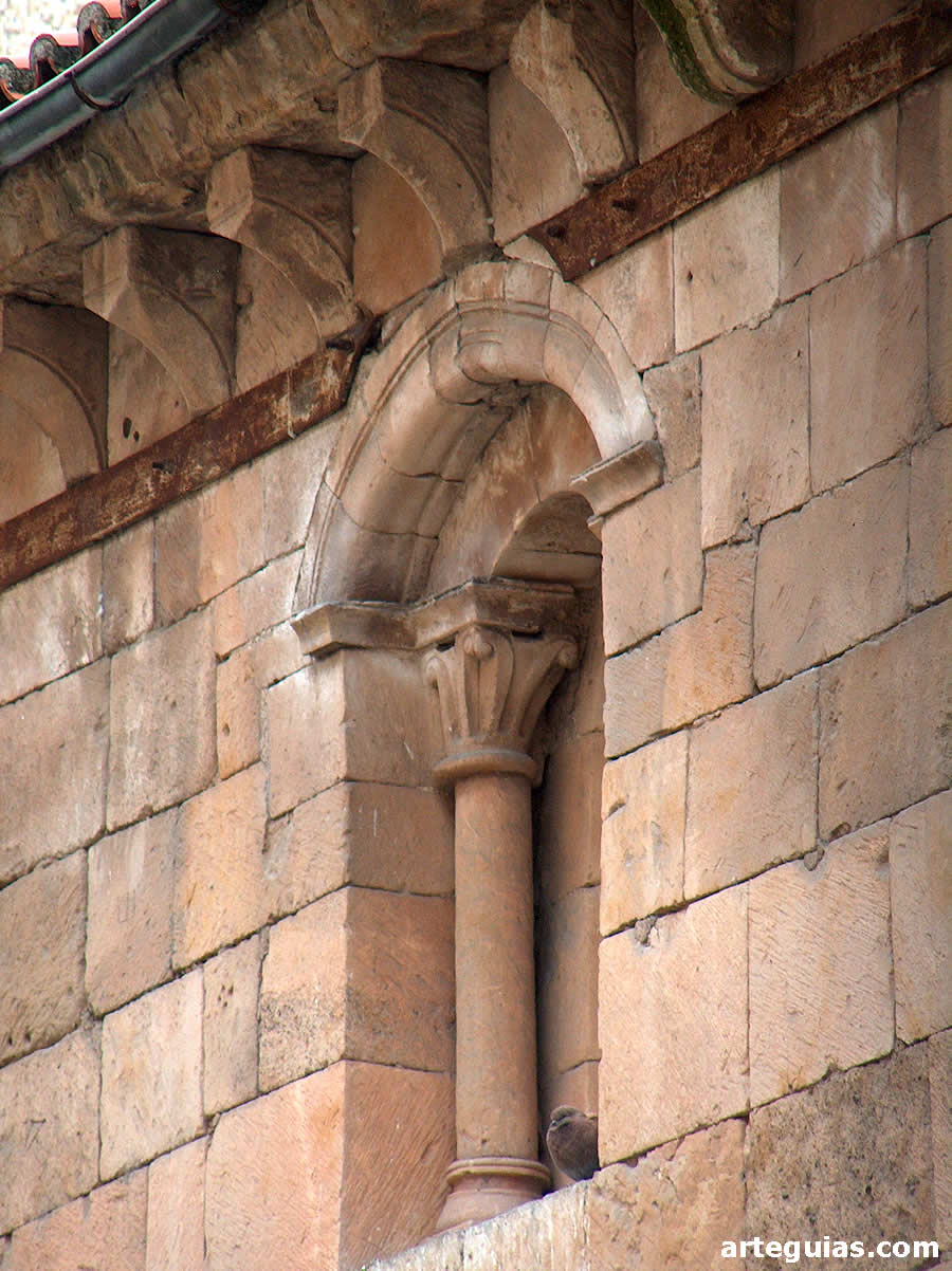 Ventanal del costado norte de la iglesia de San Juan de Barbalos