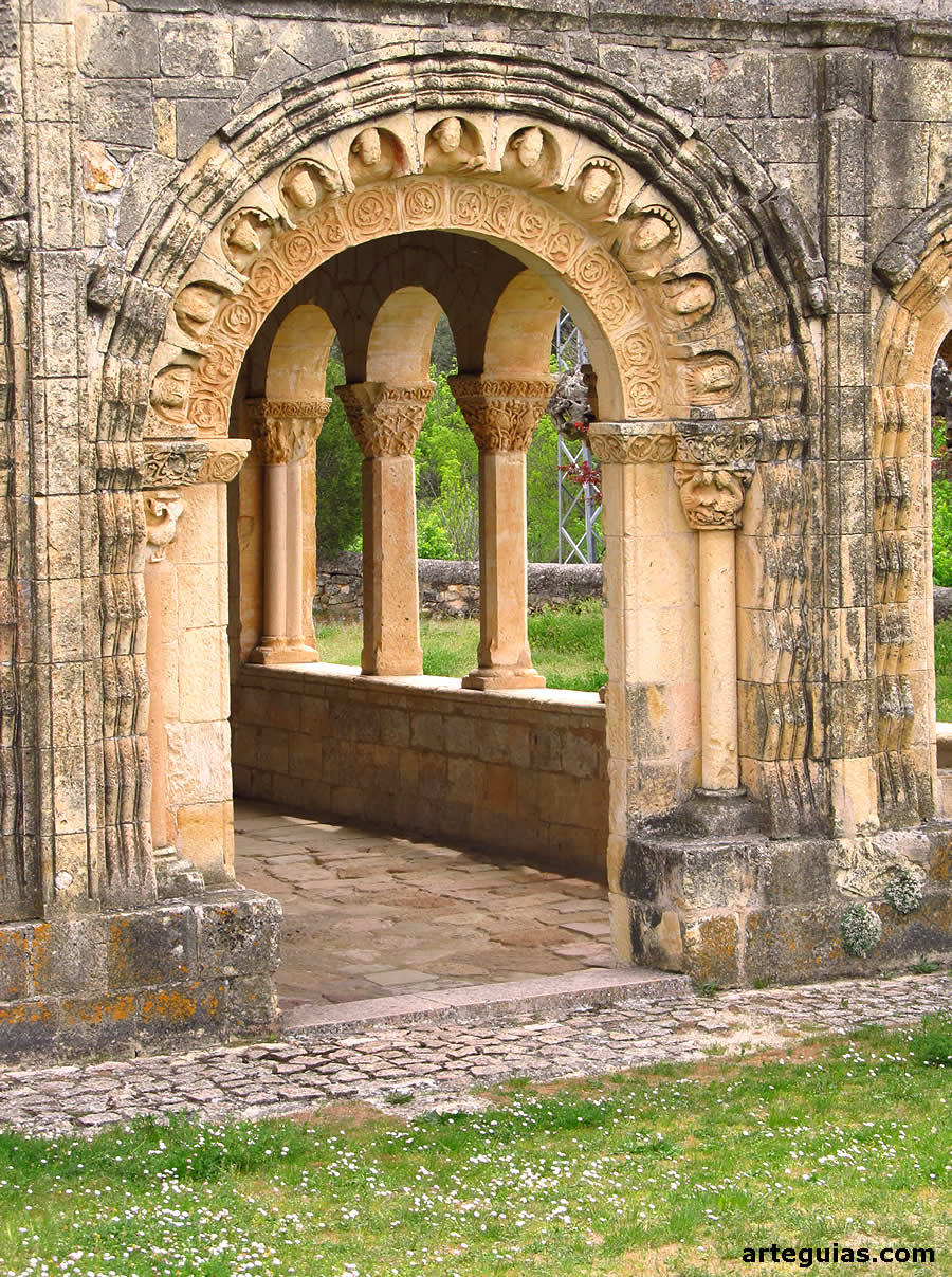 Precioso arco de entrada a la galer&iacute;a en el flanco oeste
