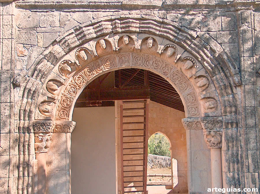 Una de las arquivoltas tieien once bustos humanos