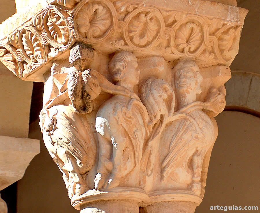 Capitel de la galer&iacute;a porticada que muestra parejas de arp&iacute;as
