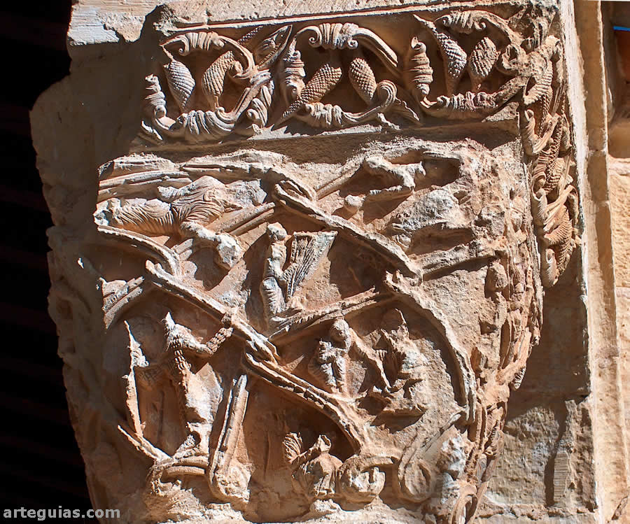 Templo de San Juan Baustista de Orejana: capitel con diminutas figuras humanas y de &aacute;ngeles