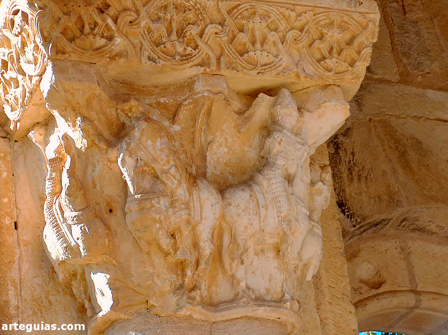 Capitel de guerreros