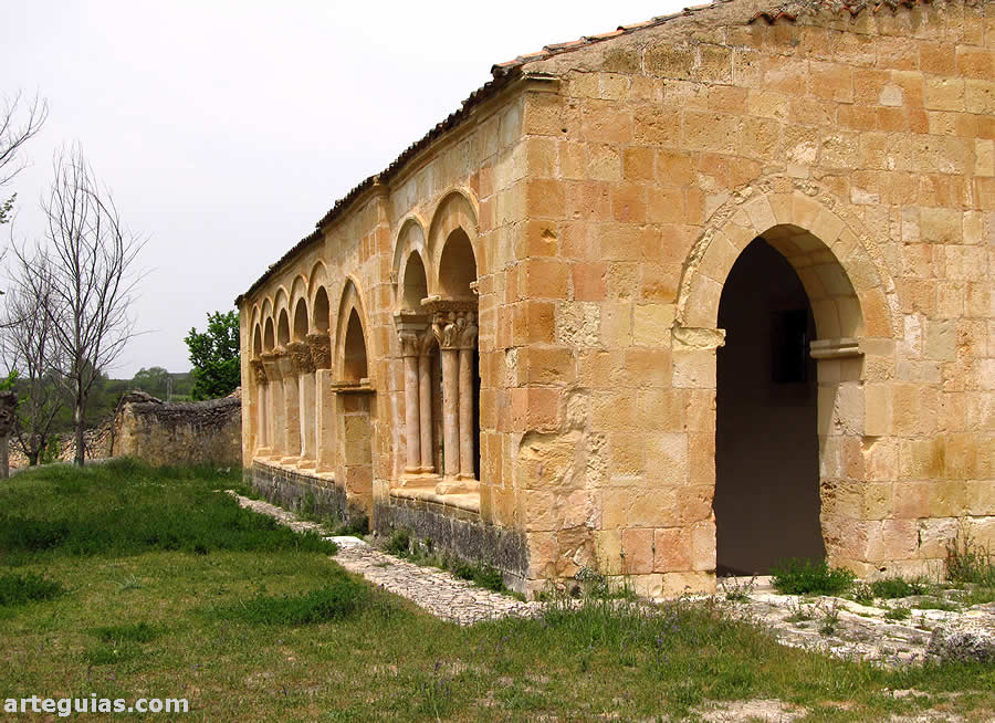 La galer&iacute;a porticada del templo de San Juan Baustista de Orejana visto desde el sureste
