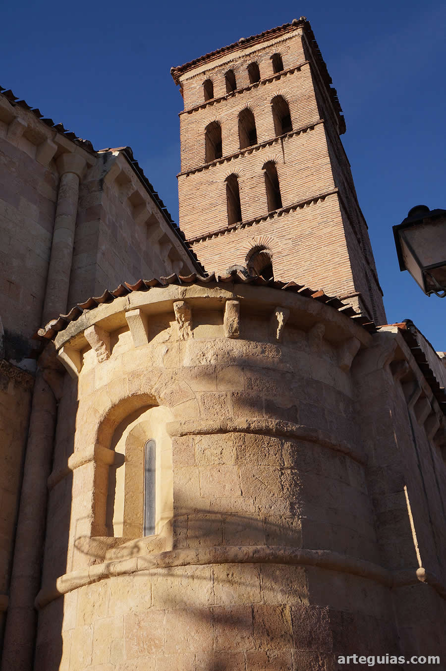 Ábsidiolo norte y torre campanario