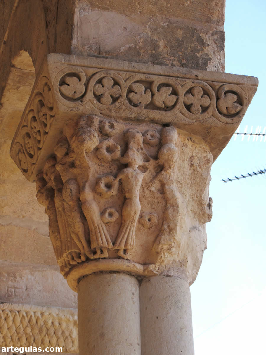 Capitel de la galería porticada