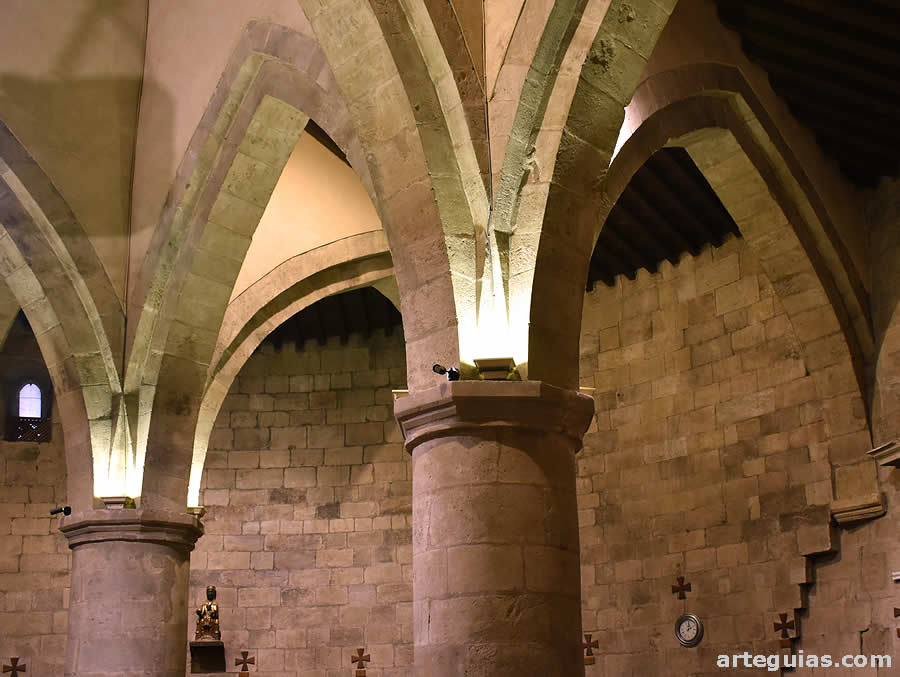 Pilares y arcos apuntados de las naves