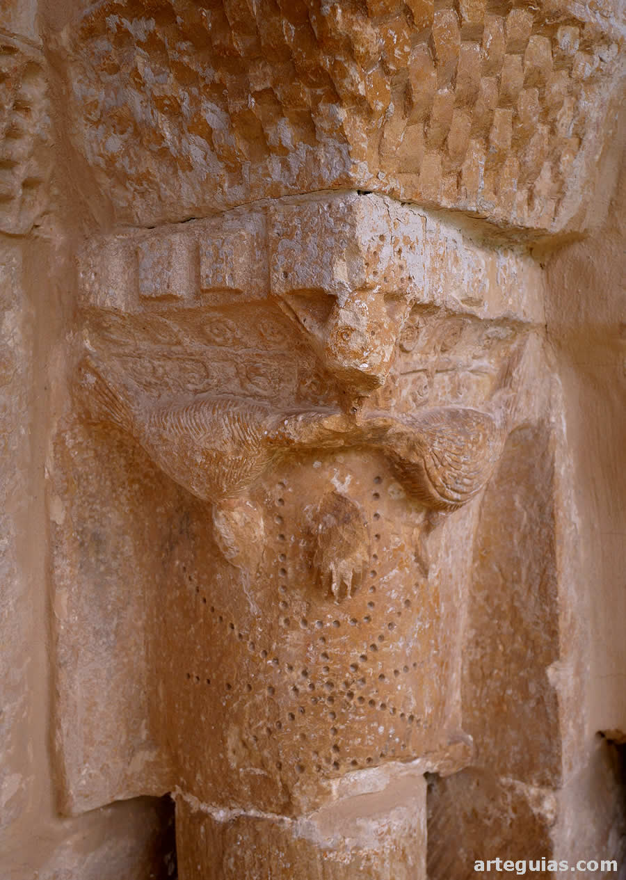 Capitel de la puerta