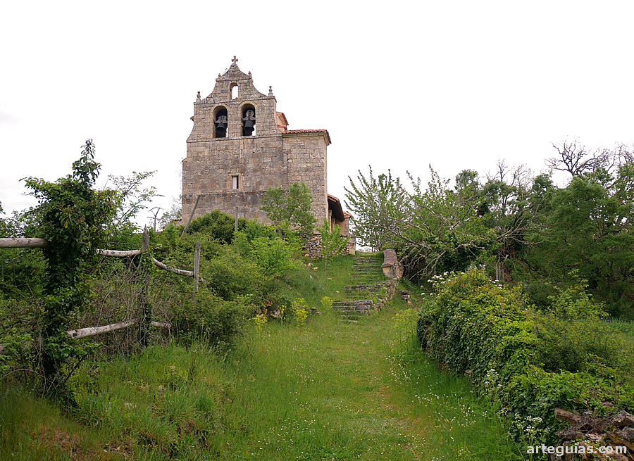 La iglesia de San Mart&iacute;n del Rojo en su entorno natural en primavera