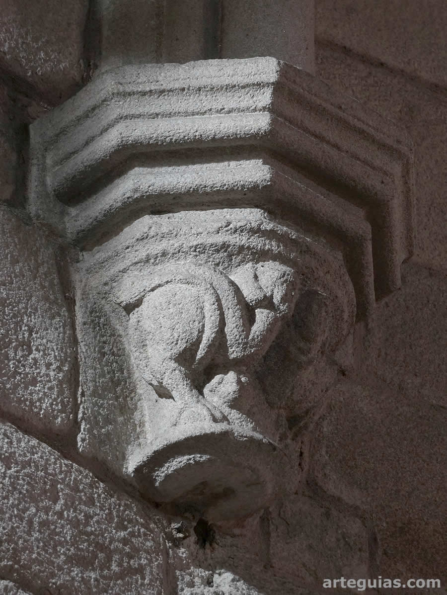 Ménsula con arpías