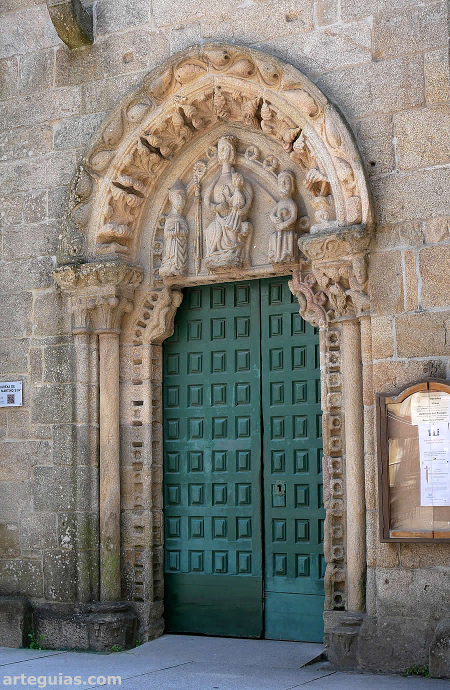 La iglesia de San Martín de Noia también tiene una portada norte interesante