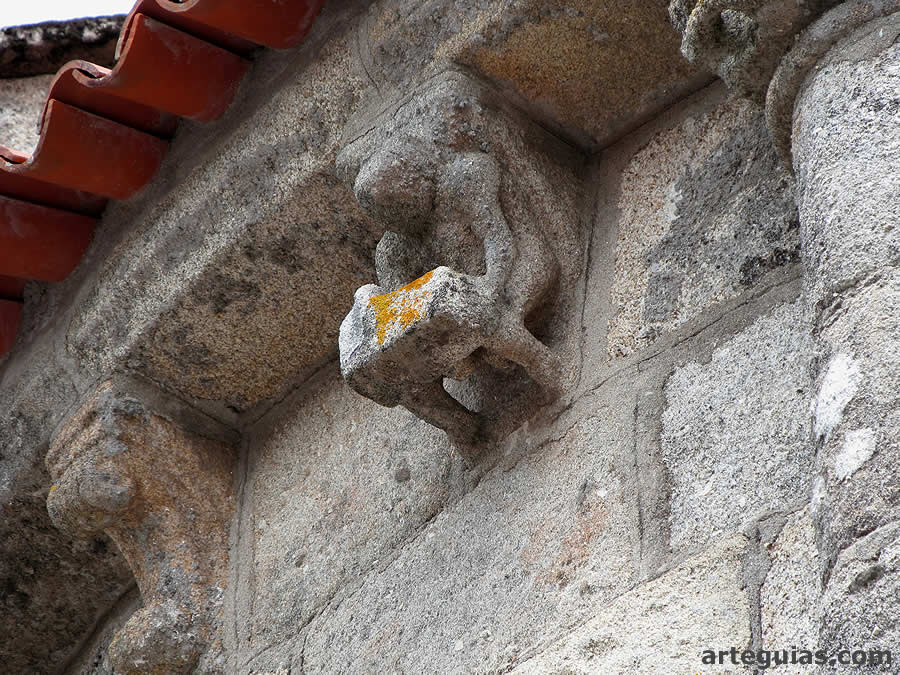 El alero de la iglesia de San Martiño de Sobrán nos ofrece un amplio repertorio de capiteles y canecillos figurados