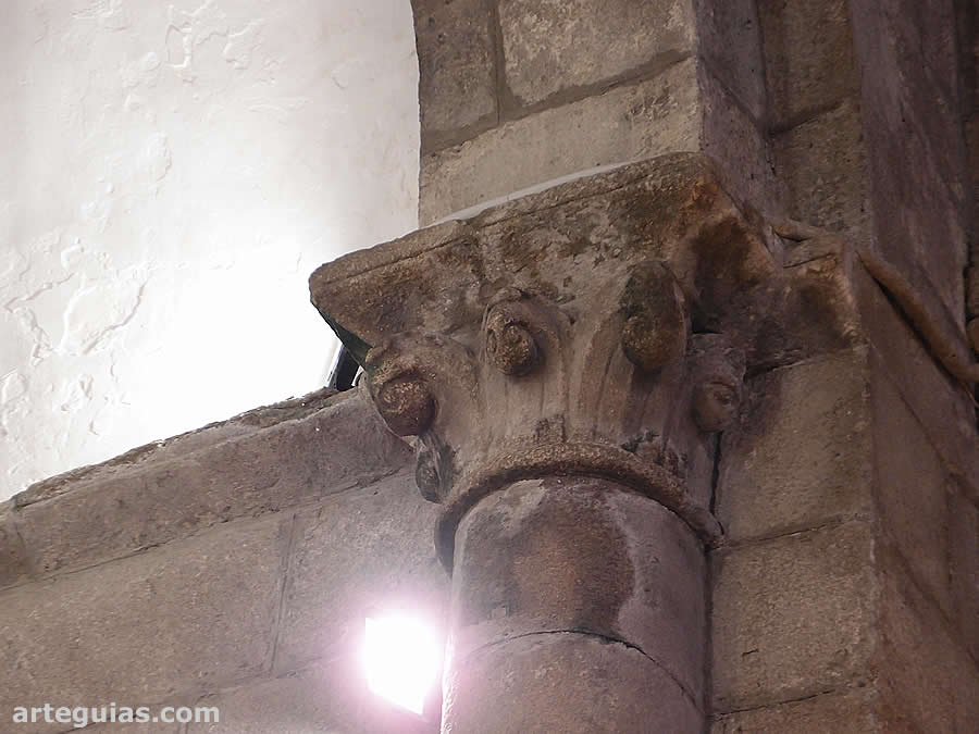 Capitel románico del interior de la iglesia