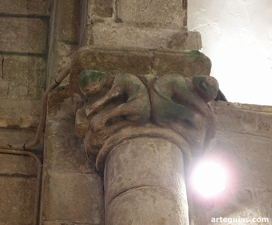 Capitel con leones idéntico a uno del exterior del ábside