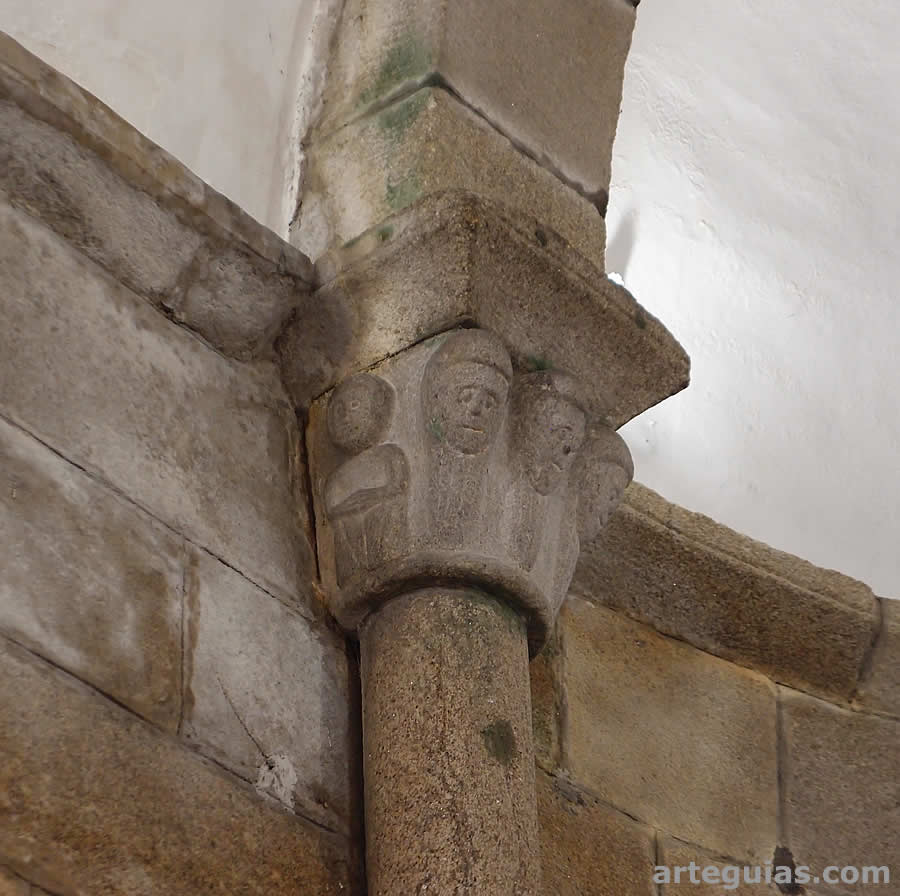 Capitel misterioso con cabezas humanas