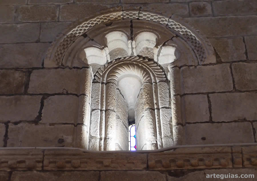 Precioso ventanal interior con arco polilobulado