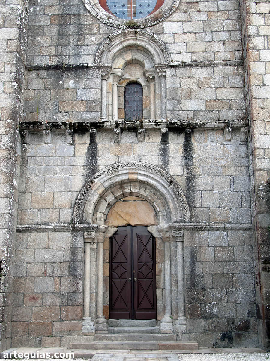 Imponente fachada occidenta de esta iglesia pontevedresa