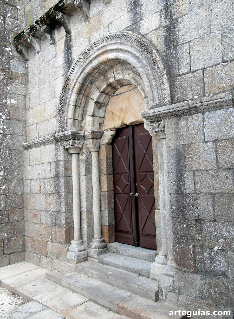 Puerta oeste de la iglesia de San Martiño