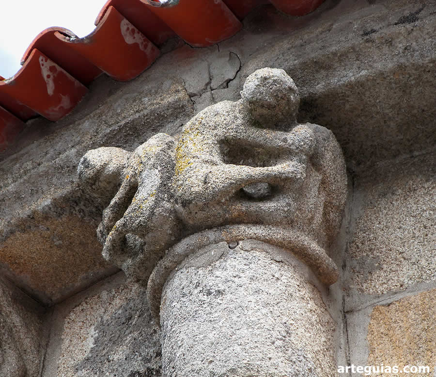Capitel de la iglesia de Sobrán con pareja de leones y sus presas