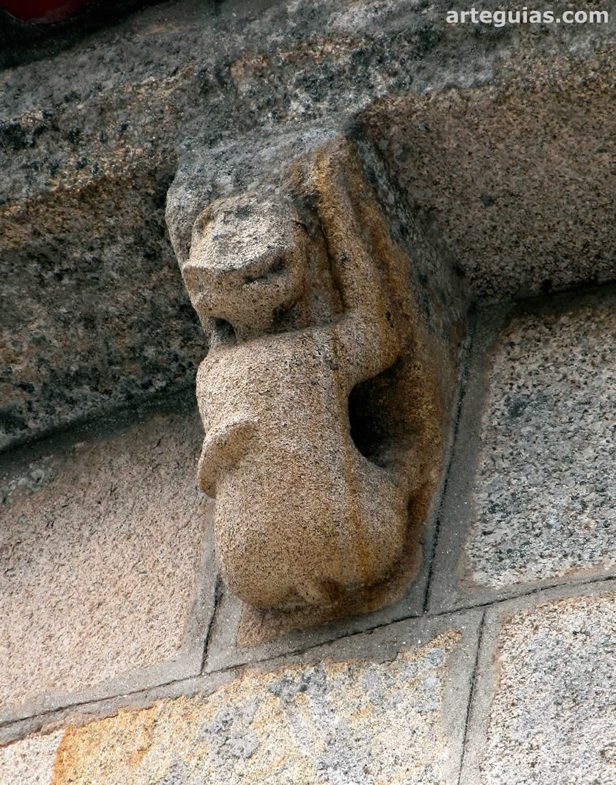 Canecillo con la figura de un león