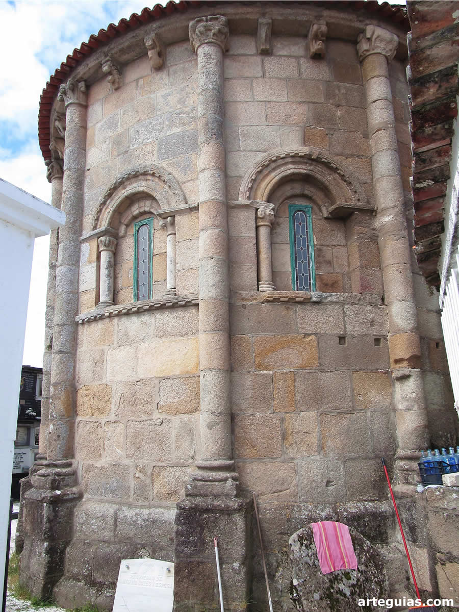 Precioso ábside románico de la iglesia de San Martiño de Sobrán, Pontevedra