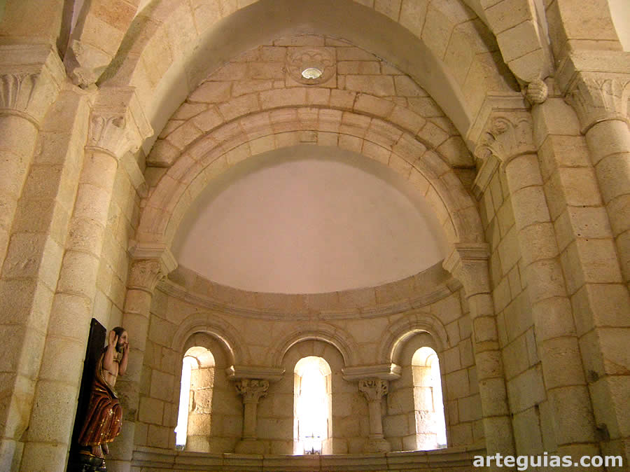 Interior del ábside de Breamo