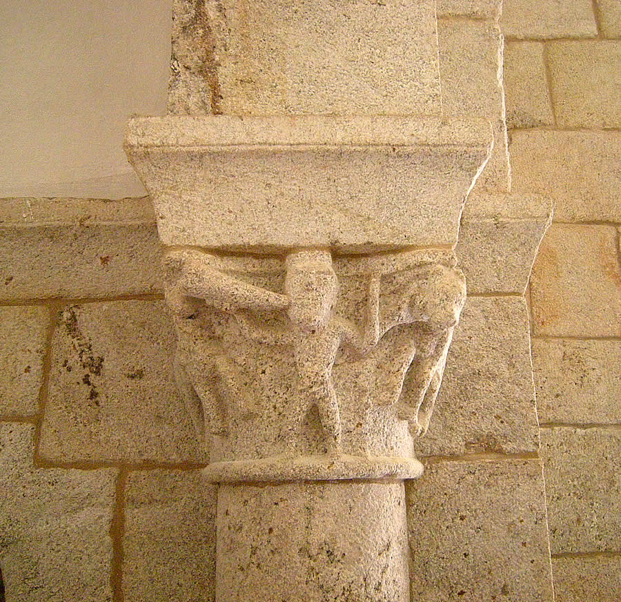 Capitel con una escena cinegética
