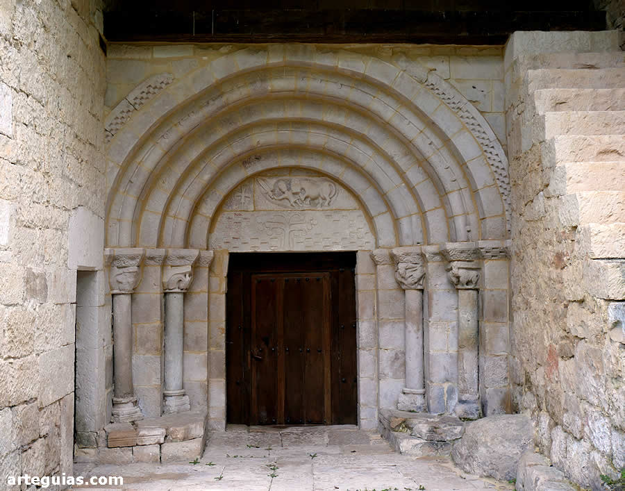 Iglesia de San Miguel de Cornezuelo, Burgos: puerta rom&aacute;nica en la fachada oeste