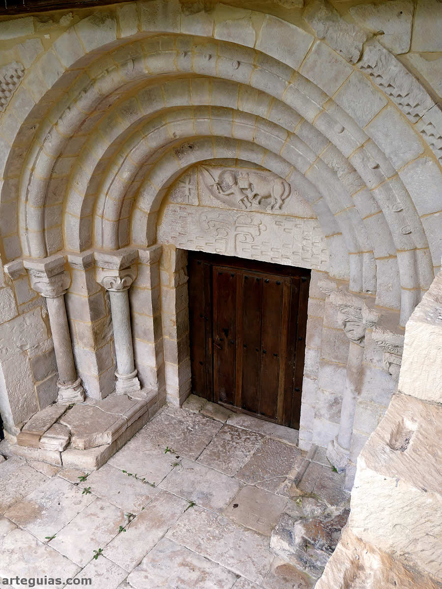 Puerta rom&aacute;nica de la iglesia de San Miguel de Cornezuelo