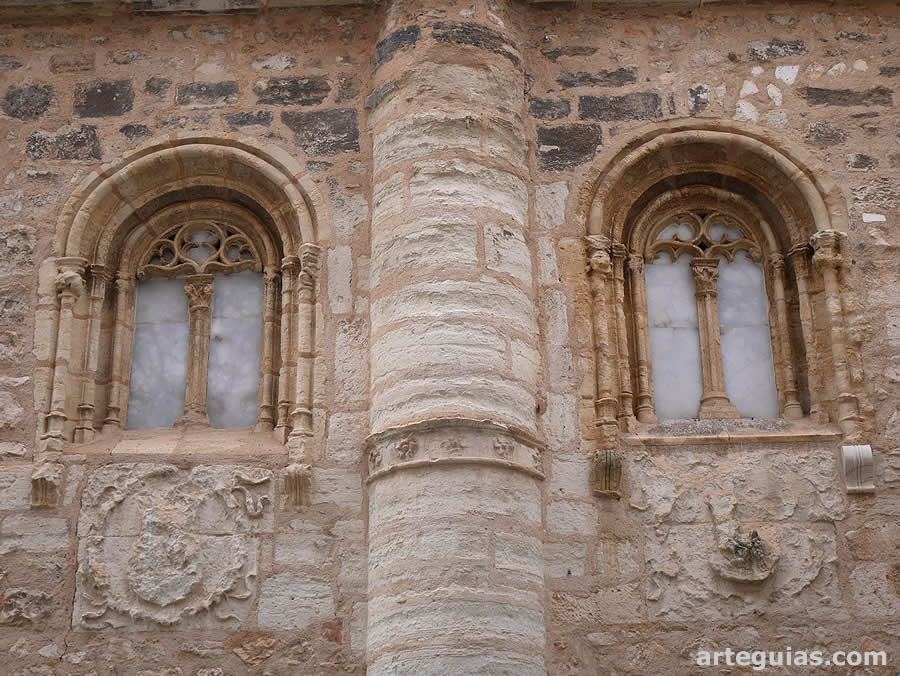 Capilla con ventanales góticos