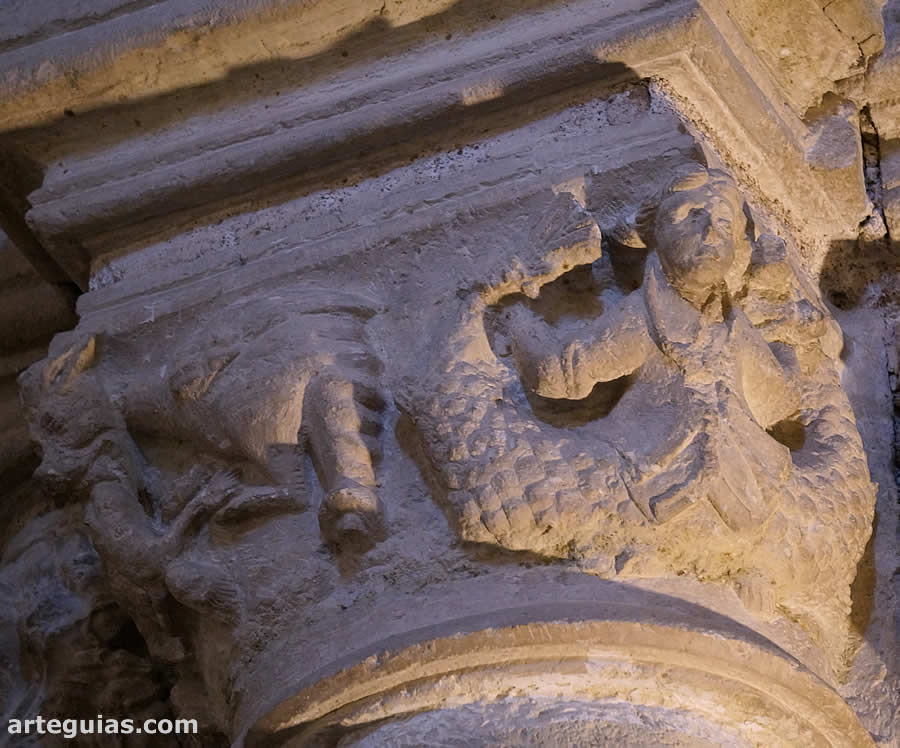 iglesia de San Pedro, Ciudad Real: capitel con dragón devorando a un hombre y una sirena-pez