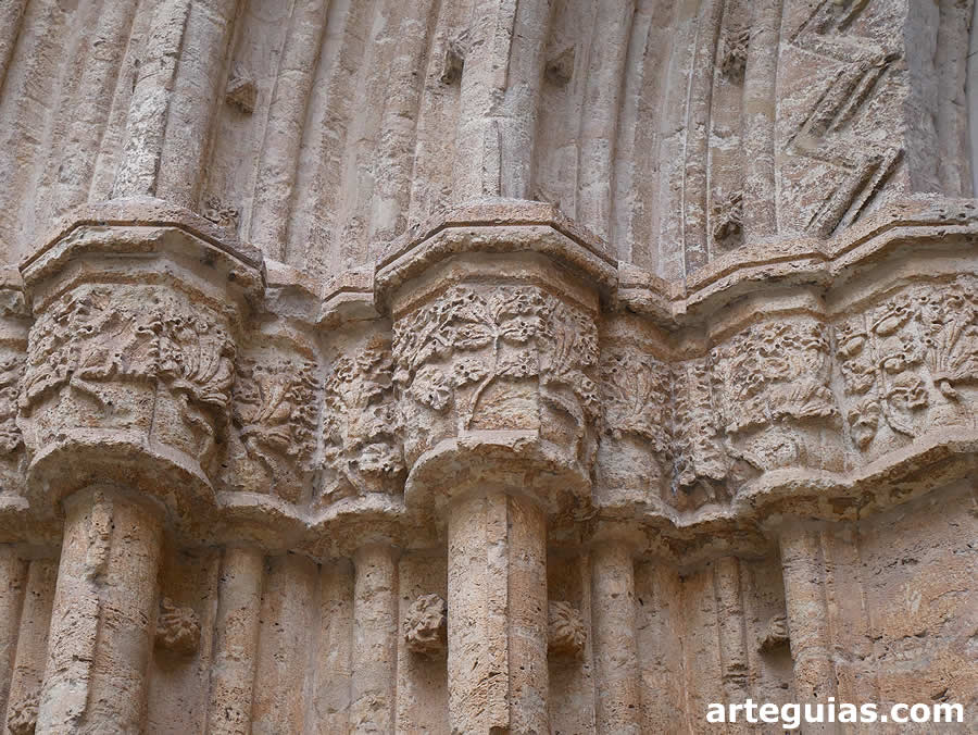 Decoración del friso formado por los capiteles